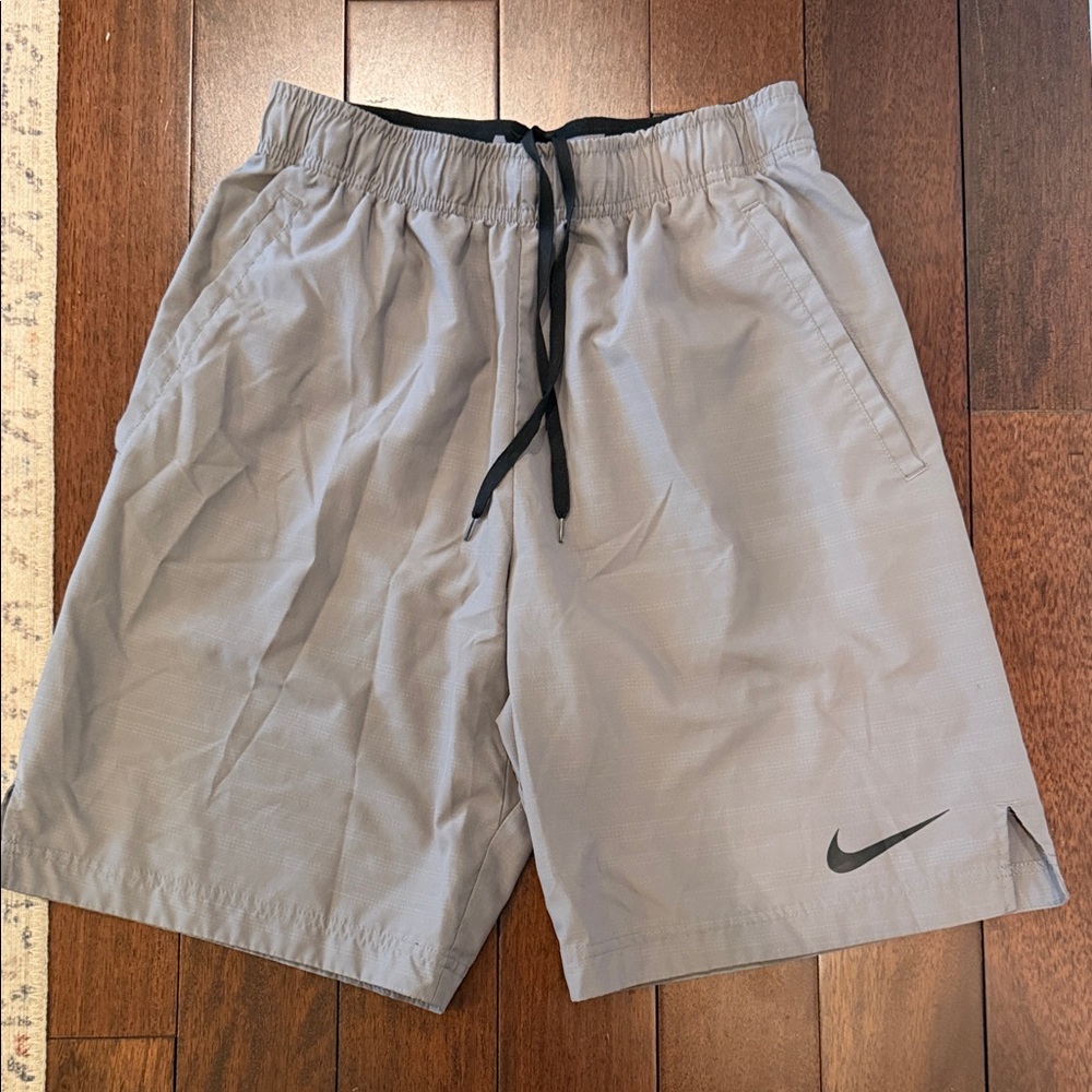 Nike Men's Gray sz S Athletic Training Shorts with Black Drawcord
